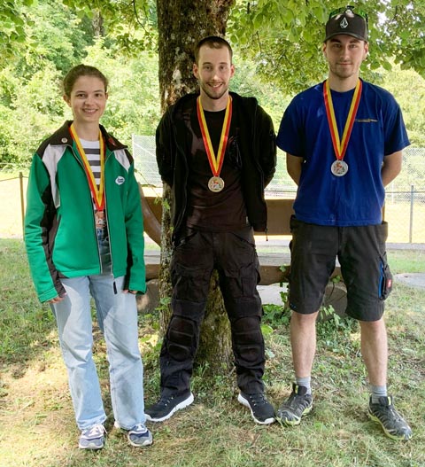 Ramon Hofer (Mitte) Bezirksjungschützenkönig, flankiert von Johanna Meili und Kilian Stocker. Foto: zVg