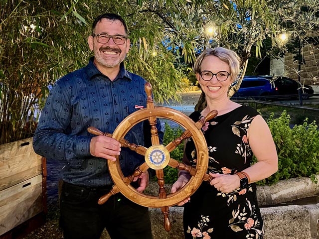 Amtsübergabe bei Rotary Rheinfelden-Fricktal: Scarlett Herzog übergibt das Rad an Markus Hasler, dessen Amtszeit 2023/2024 am 1. Juli beginnt. Foto: Anna Tina Heuss