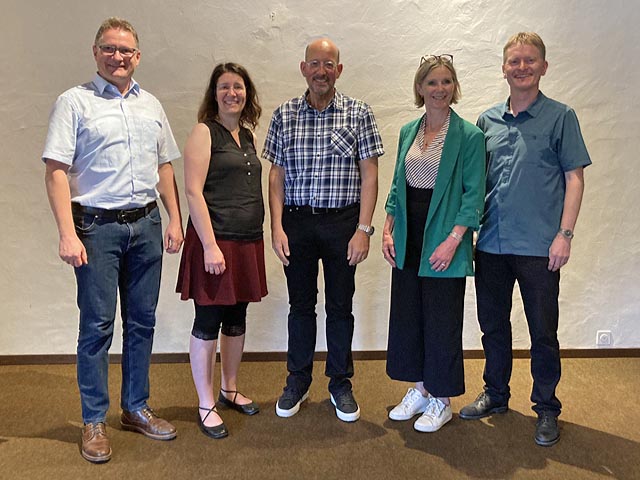 Gruppenbild mit durch den Abend Moderierenden und den Ständeratskandidierenden (von links): Thomas Tribelhorn, Parteipräsident und Nationalratsspitzenkandidat der GLP; Andrea Heger, Vizepräsidentin und Spitzenkandidatin der EVP, FDP-Ständeratskandidat Sven Inäbnit; bisherige Ständerätin Maya Graf von den Grünen sowie Martin Geiser, Parteipräsident und Nationalratskandidat der EVP. Foto: zVg
