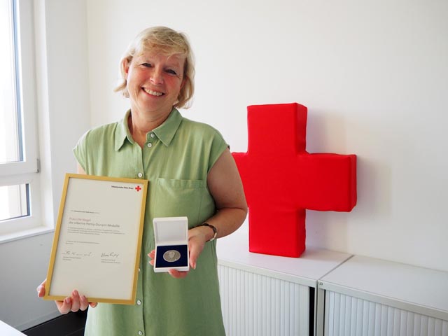 Ute Nagel präsentiert stolz das Zertifikat und die silberne Henry-Dunant-Medaille. Foto: zVg