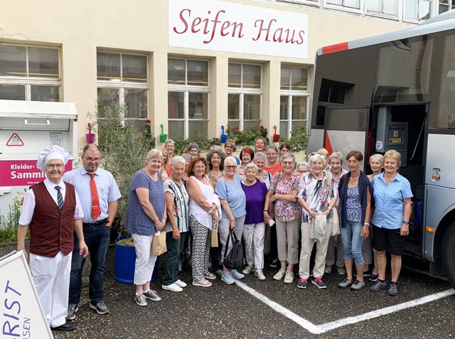 Aufstellen zum Abschlussfoto: Die Frauen aus Kaisten und der Maître de Savon vom Seifen-Haus. Foto: zVg