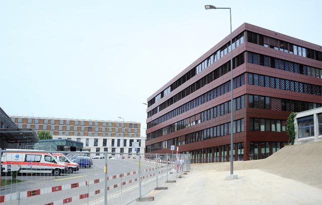Blick auf das Partnerhaus II (rechts). Im Hintergrund sieht man den Spitalneubau, der im Herbst 2024 bezogen wird. Foto: zVg