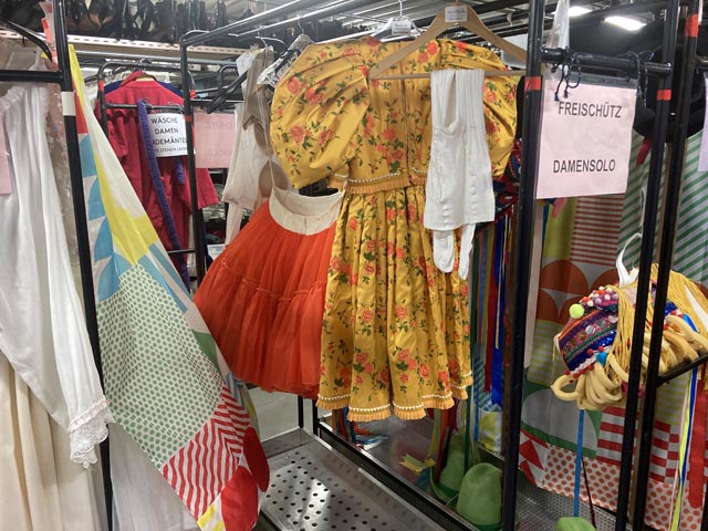 Die Kostüme für den «Freischütz» sind für die Abendaufführung bereit. Foto: zVg  