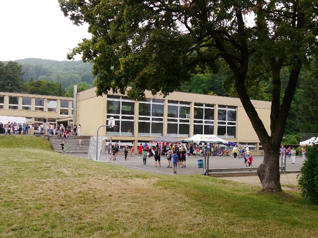 «Markt der Kulturen» rund um das Schulhaus in Mumpf. Foto: zVg