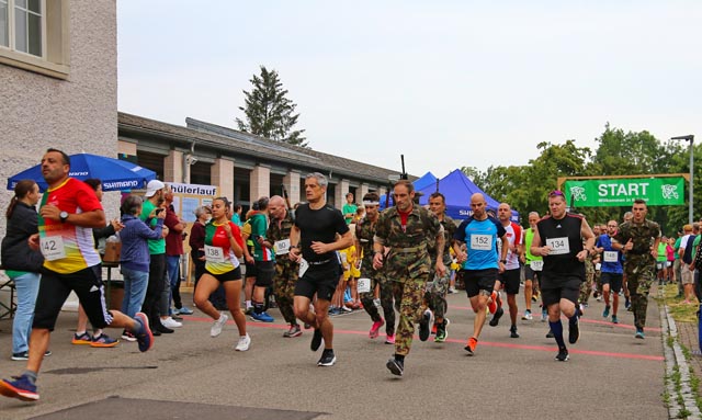 Grosses Starterfeld vom Waffenlauf und Waldlauf. Foto: zVg