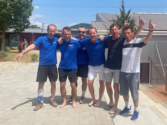 Das Team Herren 45+ feiert den Aufstieg in die 1. Liga (von links): Tobias Blaser, Dominik Vögeli, Simon Deiss, Patrick Küng, Daniel John (Captain), Daniel Rusconi. Foto: zVg