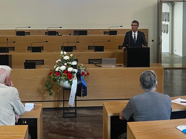 Grossratspräsident Dr. Lukas Pfisterer würdigt als «Hausherr» im Grossratssaal zwei Aargauer Persönlichkeiten. Foto: Copyright Kanton Aargau