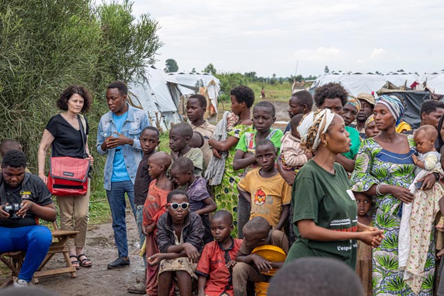 Stiftungsratspräsidentin Susanne Baumgartner im Flüchtlingslager. Foto: zVg