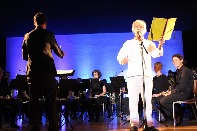 Kaspar Lüscher erzählte die Geschichte vom «Kleinen Prinzen», die Musikgesellschaft unter der Leitung von Jochen Weiss begleitete die Geschichte musikalisch. Foto: Cornelia Thürlemann