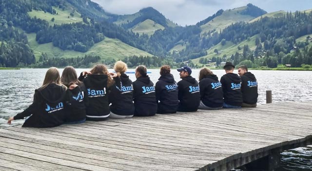 Das Team der Offenen Jugendarbeit Möhlin mit neuer Bekleidung