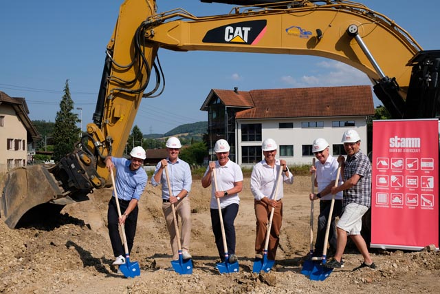 (v.l.) Cyrill Werder (Projektleiter Stamm Bau AG), Daniel Schuwey (Spartenleiter Gesamtleistungen Stamm Bau AG), Erwin Schwarb (Vertreter der Erbengemeinschaft), Oscar Elias (CEO Stamm Bau AG), Marcel Notter (Gemeindeschreiber Eiken), Ingo Anders (Gemeinderat Eiken). Foto: zVg