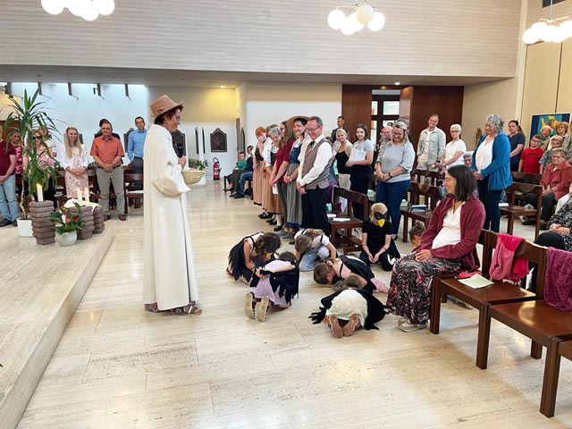 Christina Kessler spielte mit der Gottesdienstgemeinde das Gleichnis vom Sämann nach. Links hinten im Bild: Beatrice Olivito. Foto: zVg