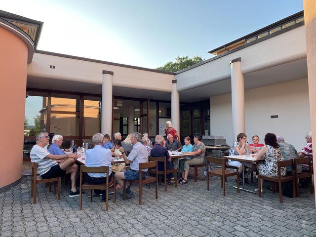 Bratwurstessen vor der Kirche. Foto: zVg