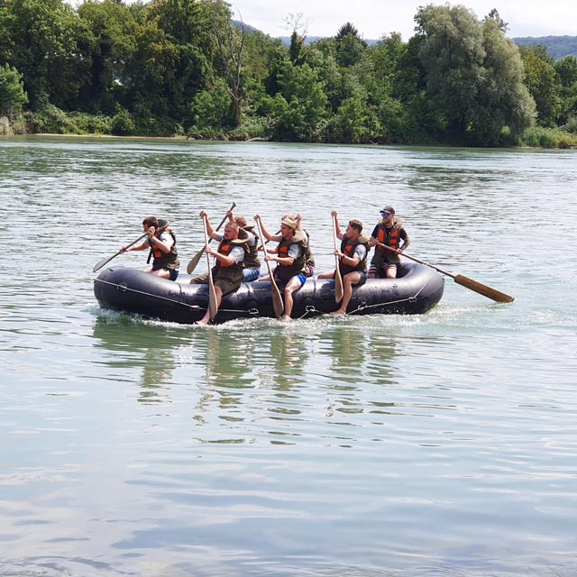 Beim Schlauchbootrennen ging es heiss her. Foto: zVg