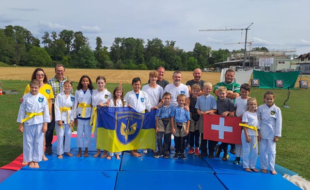 Die Mitglieder der UA-DO Schule und des Schwingklubs Fricktal mit ihren Leitern und dem Sissler Vizeammann Ralf Dümpelmann (3. v. links) an der Bundesfeier. Foto: zVg