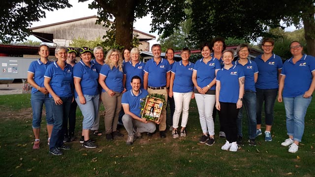 Die Vereinsmitglieder ehren Samariterlehrer Sebastian Boutellier. Foto: zVg