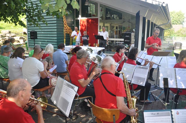 Bei sommerlichen Temperaturen wurde der Schulstartgottesdienst im Schatten der Bäume gefeiert. Foto: Franz Wülser