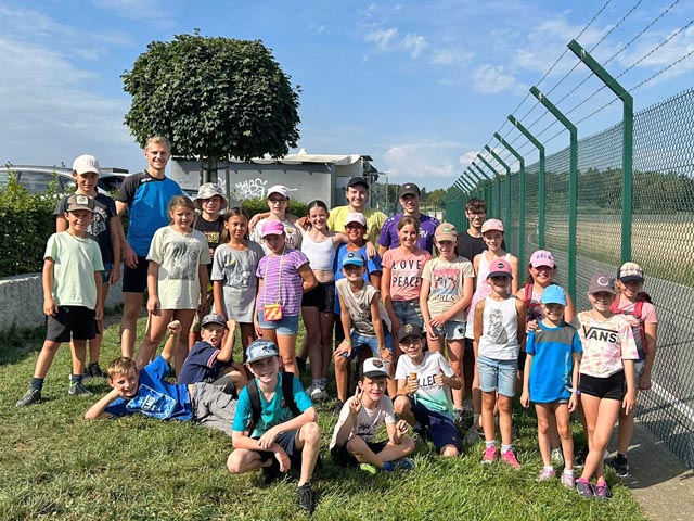 Gruppenfoto der Jugi Münchwilen mit Blick auf das Rollfeld. Foto: zVg