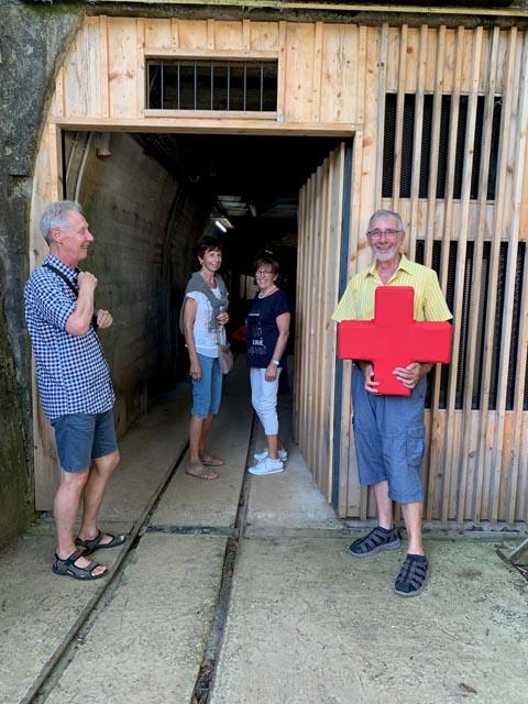 Rotkreuz-Freiwillige am Eingang des Stollens des Bergwerks. Foto: zVg