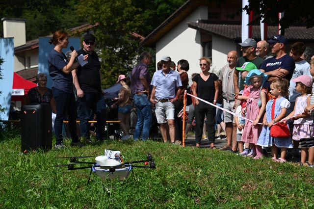 Drohnen sind ressourcenschonende Helfer, welche zahlreiche leichte Arbeiten kostengünstig ausführen können. Leandra Guidy, Leiterin Bildung und Beratung am Ebenrain (links im Bild), erklärt, wie Drohnen in der Landwirtschaft eingesetzt werden können.