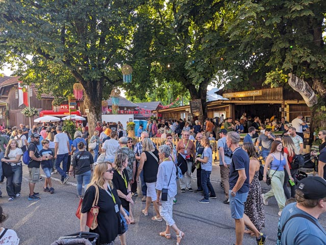 Die Besucher genossen die Fest-Athmosphäre. Foto: Nadja Soder