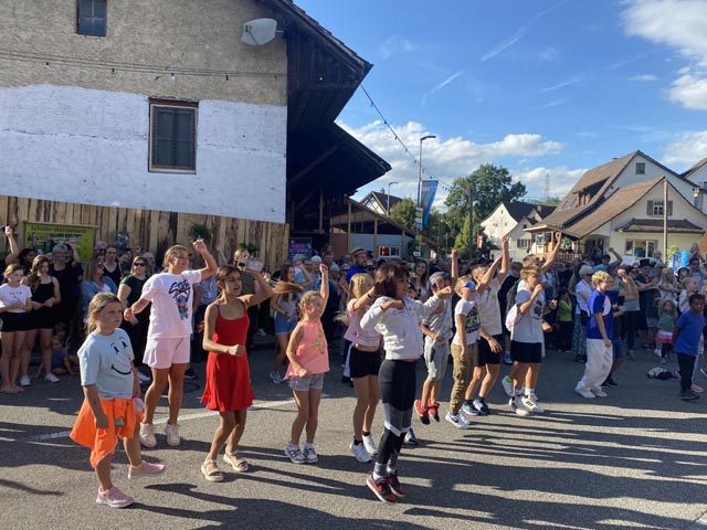 Mit einem Flashmob wurden die Besucher zum Tanzen animiert. Foto: Sonja Fasler