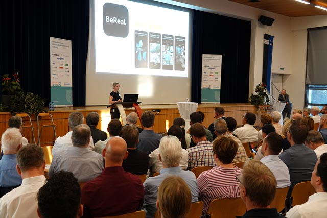 Stefanie Hafner während ihres Vortrages im Saalbau in Stein. Foto: Peter Schütz