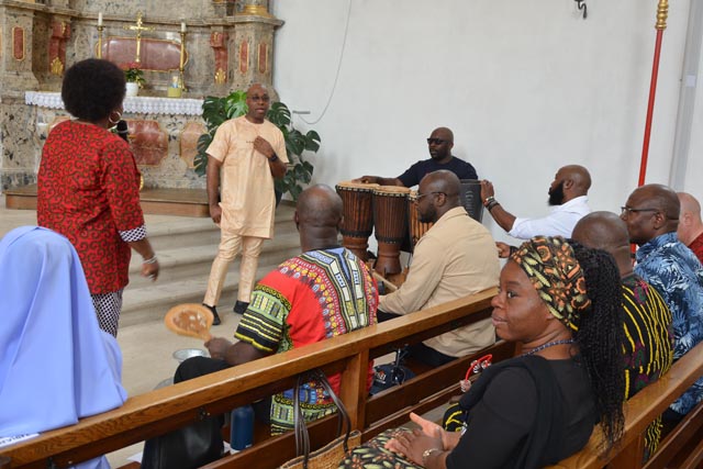 Schon der Gottesdienst vom 4. Juni in Zeiningen war ein bewegtes interkulturelles Fest. Foto: Fritz Imhof