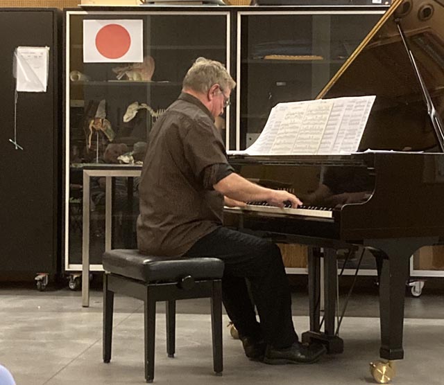 Von Mumpf einmal um die Welt und zurück reiste Christian Güntert in seinem Leben und spielte er kürzlich. Foto: zVg