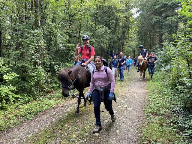 Die Gruppe unterwegs. Foto: © Jurapark Aargau