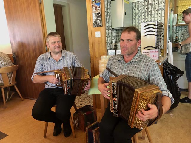Das Schyzerörgeli-Duo «Bisisthal» spielte für die Senioren. Foto: zVg