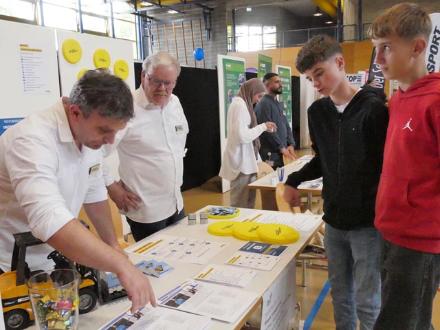 Remzi Xheladini und Hendrik Caspar (v.l.) führten ganz unterschiedliche Gespräche mit den Jugendlichen. Foto: Jörn Kerckhoff