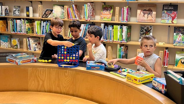 Ganz gebannt waren die Kinder beim Spielenachmittag dabei. Foto: zVg