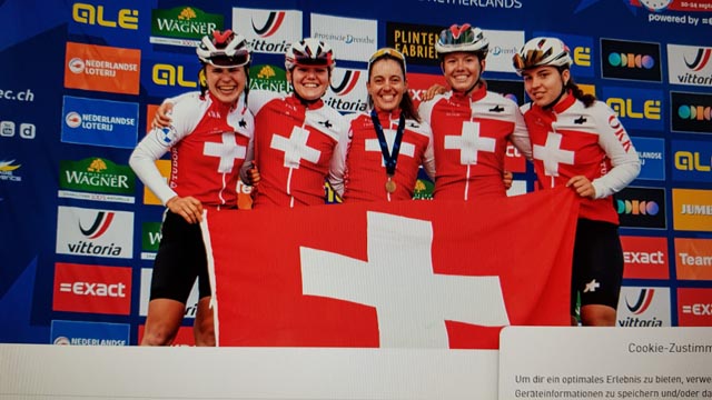 Die U23-Nationalmannschaft mit Noëlle Rüetschi (links) und Lea Huber (Zweite von rechts). Foto: zVg