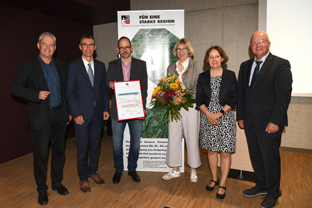 An der Preisübergabe (von links): Felix Wettstein, Nationalrat, Co-Präsident der Vereinigung für eine Starke Region Basel/Nordwestschweiz, Dr. Lukas Pfisterer, Grossratspräsident Kanton Aargau, Michel Keppler, Mitglied der Direktion FiBL, Beate Huber, Mitglied der Direktion FiBL, Dr. Karin Kälin, Kantonsrätin Solothurn, Co-Präsidentin der Vereinigung für eine Starke Region Basel/Nordwestschweiz, Prof. Dr. Bernhard Lehmann, Präsident Stiftungsrat FiBL.Foto: Juri Junkov