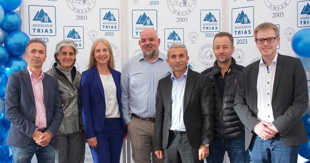 An der Jubiläumsfeier von TRIAS (von links:) Bülent Pekerman (Grossratspräsident Basel-Stadt), Celsa Nuño (Botschafterin von Spanien), Katja Christ (Nationalrätin GLP), Daniel Ordás (Mitbegründer der Advokatur TRIAS), Mustafa Atici (Nationalrat SP), Roman Hänggi (Mitbegründer der Advokatur TRIAS), Pascal Messerli (Parteipräsident und Ständeratskandidat SVP BS, Mitarbeiter Advokatur TRIAS). Foto: zVg