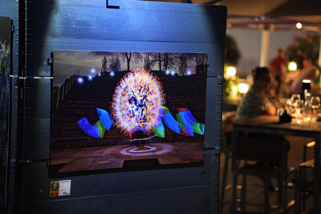 Illumination» – die Bilder mit bewegtem Licht können rund um die Uhr auf dem Raiffeisenplatz bewundert werden. Foto: Jean-Claude Wili