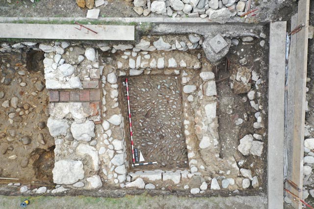 Die Freiwilligen dokumentierten unter anderen ein eingetieftes Becken oder einen Halbkeller. Dieser blieb nach einem Brand im Jahr 1870 im Boden erhalten. Foto: Copyright Kantonsarchäologie, © Kanton Aargau