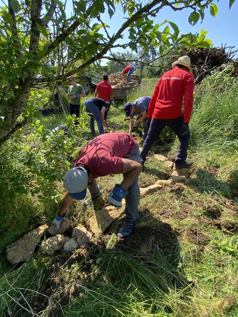 Gemeinsam wird ein Steinhaufen für Eidechsen und Insekten errichtet. Foto: ©Jurapark Aargau