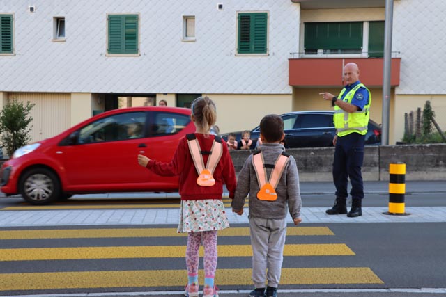 Richtig die Strasse überqueren will gelernt sein. Foto: zVg