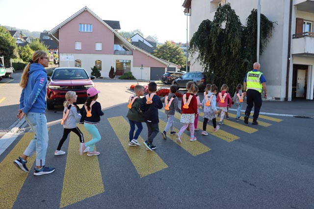 Richtig die Strasse überqueren will gelernt sein. Foto: zVg