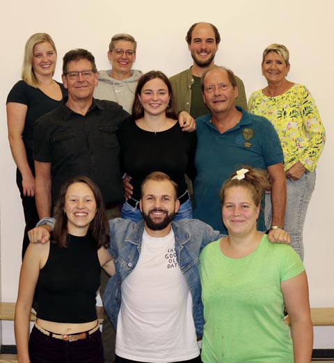 Bild oben v.l.: Claudia Suter, Polizistin (gespielt von Joelle Allenspach), Natalie Helena Koller, Schauspielerin (gespielt von Lexi Kaufmann), Hans Sutter, Polizist (gespielt von Severin Guarda), Regisseurin Annelis Kaufmann; Mitte v.l.: Reto van Berkel, Exfreund von Melanie (gespielt von Dieter Rua), Souffleuse Jenny Burkhard, Philipp Bosch, Natalies Freund (gespielt von Willi Kaufmann); unten v.l.: Melanie Zumstein, Exfreundin von Philipp (gespielt von Sophie Ruf), Nachtwandelnder Nachbar (gespielt von Luca Kaufmann), Maria Anderegg, Mitbewohnerin von Melanie (gespielt von Corinne Rua). Foto: zVg