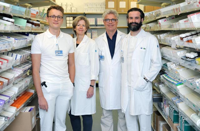 Das Studienteam in der KSB-Apotheke (von links): Studienapotheker Marcel Rainer, Prof. Maria Wertli (Direktorin Departement Innere Medizin KSB), KSB-Chefapotheker und ETH-Dozent Dr. Peter Wiedemeier sowie Dr. Dominik Stämpfli, ebenfalls Apotheker am KSB und Fachspezialist Pharmazie an der ETH Zürich. Foto: ksb 