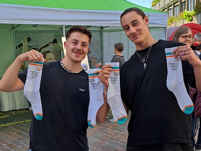 Junge Gewinner der GF-Socken am Herbstmarkt. Foto: zVg