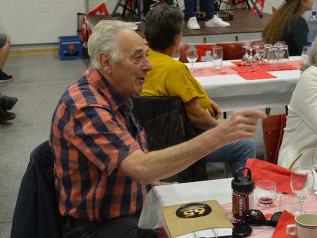 Fahnengötti Peter Klaus singt auch mit. Foto: zVg