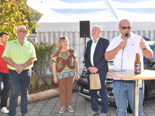 Offizielle Eröffnung (von rechts): hela-Präsident Raffael Blaser, Stadtammann Herbert Weiss, die stellvertretende Bürgermeisterin Gabriele Schäuble von Laufenburg DE sowie Gewerbevertreter René Leuenberger.