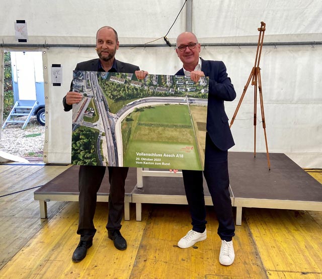  ASTRA-Direktor Jürg Röthlisberger (links) und Regierungsrat Isaac Reber anlässlich der Übergabe. Foto: zVg