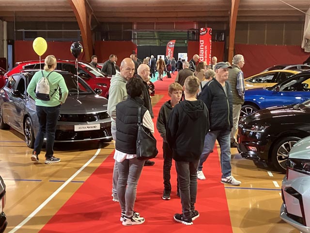 Auf dem roten Teppich flanieren und die neusten Trends auf dem Automarkt bestaunen. Foto: zVg