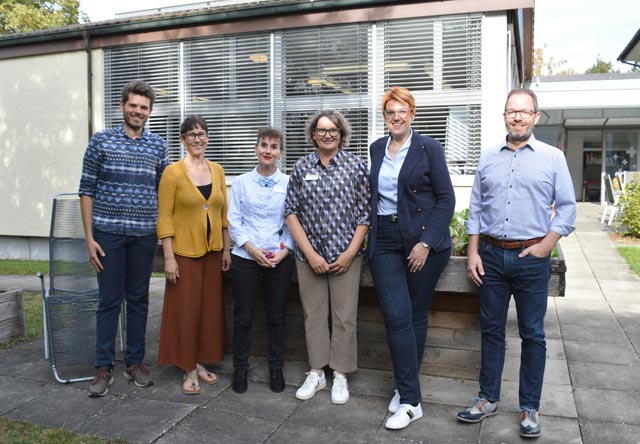 Besuch Grossräte SRK Kanton Aargau. Ein konstruktiver Austausch, der im Garten der Tagesstätte in Frick seinen Abschluss fand (von links): Rolf Schmid (SP), Colette Basler (SP), Regula Kiechle (Geschäftsführerin SRK Kanton Aargau), Monika Wiederkehr (Leiterin Tagesbetreuung SRK Kanton Aargau), Désirée Stutz (SVP) und Stephan Müller (SVP). Foto: zVg