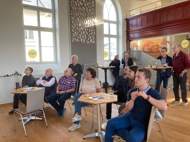 Gebannt werden die neusten Auszählungen verfolgt. Foto: zVg